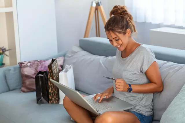 customer purchasing items online from ecommerce store