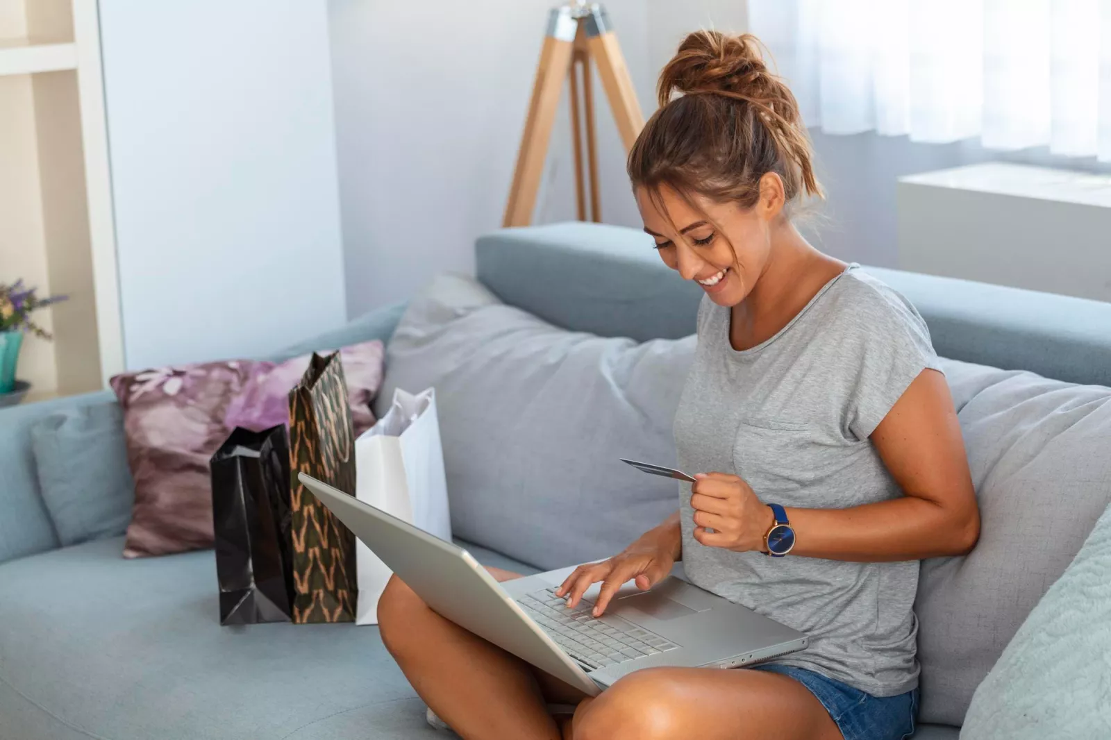 customer purchasing items online from ecommerce store