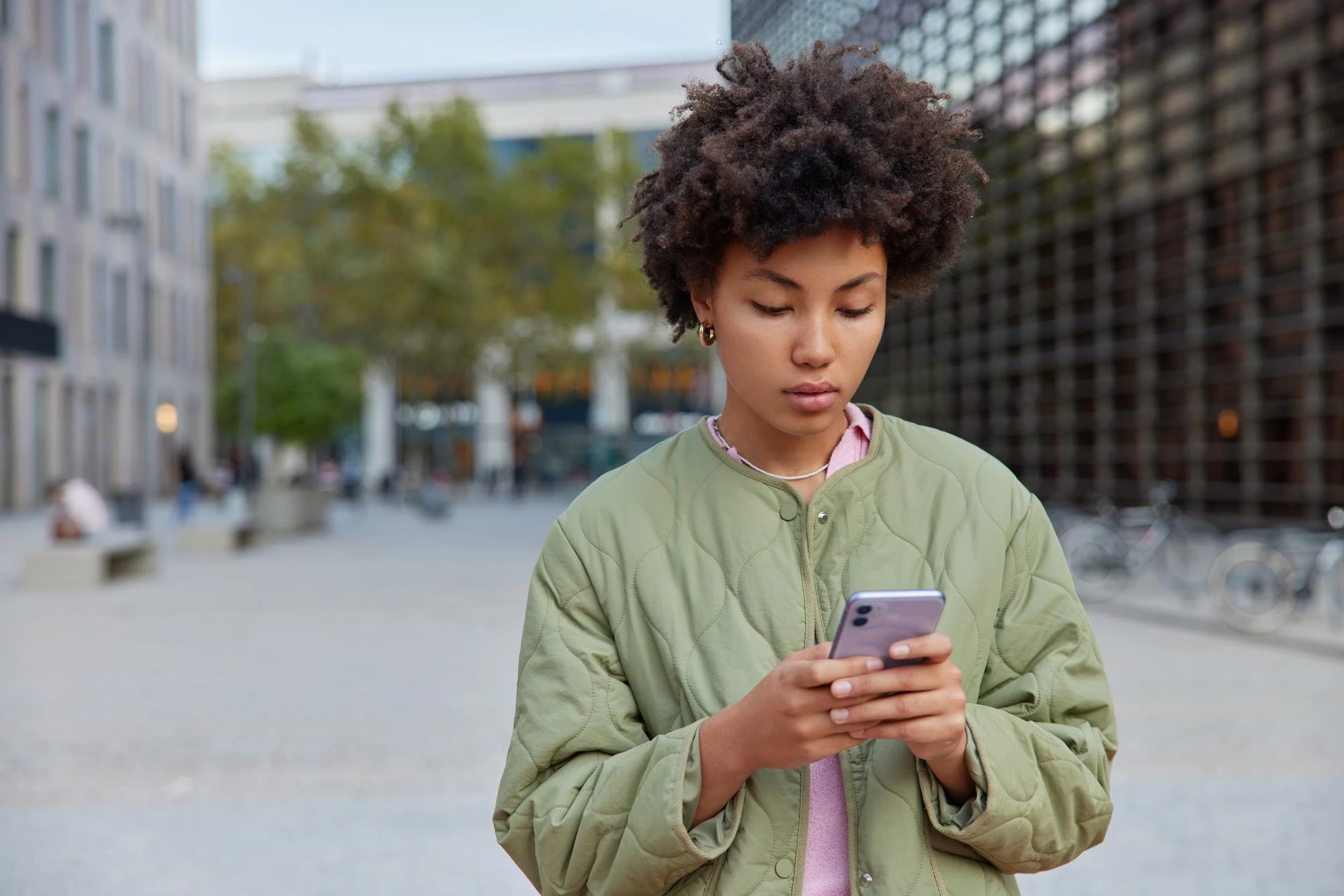 ads served to woman using her mobile phone when searching online