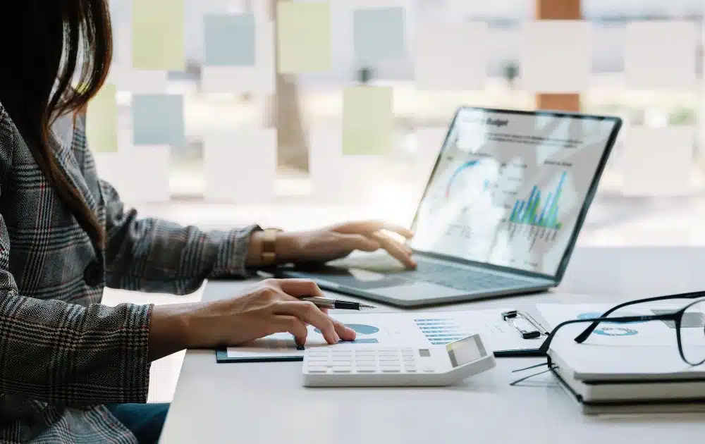 auction-analytics-on-computer